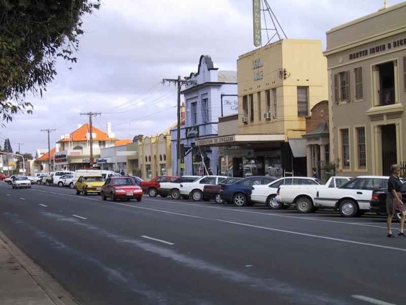 Mildura - Deakin Avenue area: View south-west along Deakin Av between 7th St and 8th St