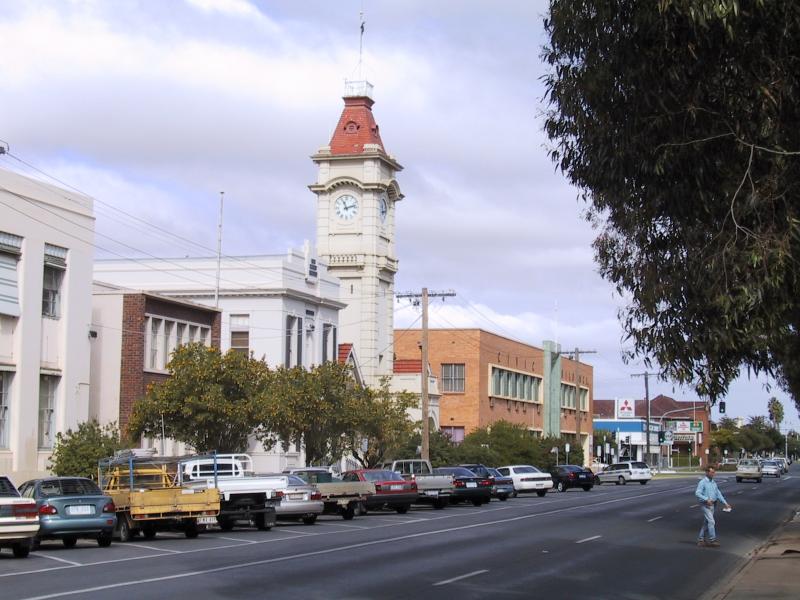 Mildura - Deakin Avenue area - View south-west along Deakin Av towards 9th St, Law Courts, and Civic Buildings