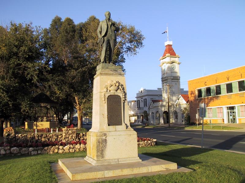 Mildura - Deakin Avenue area: William Chaffey statue, view north-east along Deakin Av at 9th St