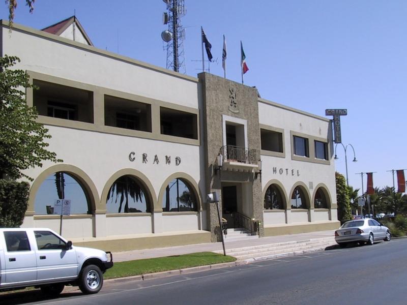 Mildura - Deakin Avenue area: Grand Hotel, 7th St between Deakin Av and Langtree Av
