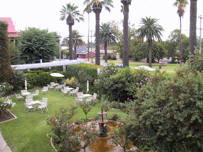 Mildura - Deakin Avenue area - Inside the grounds of the Grand Hotel