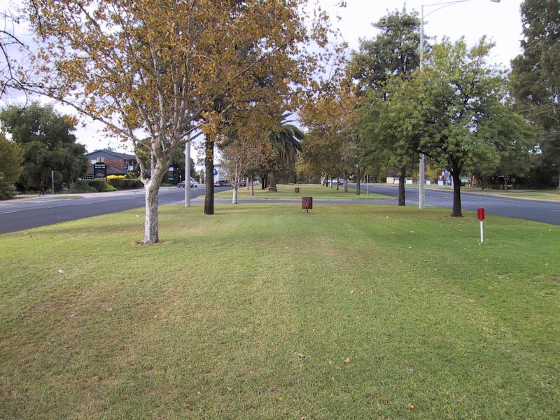 Mildura - Deakin Avenue area: View north-east along Deakin Av at Muscat Ct
