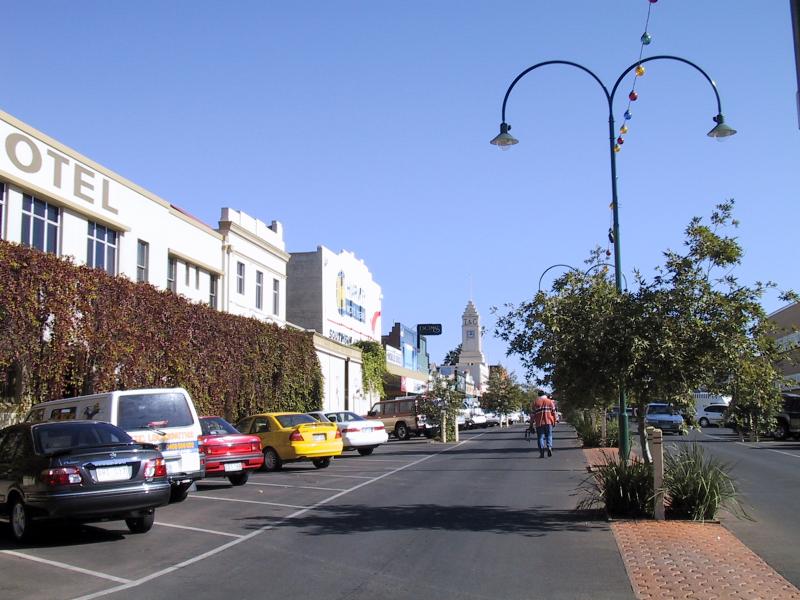 Mildura - Commercial centre and shops around Langtree Avenue: View south-west along Langtree Av between 7th St and 8th St