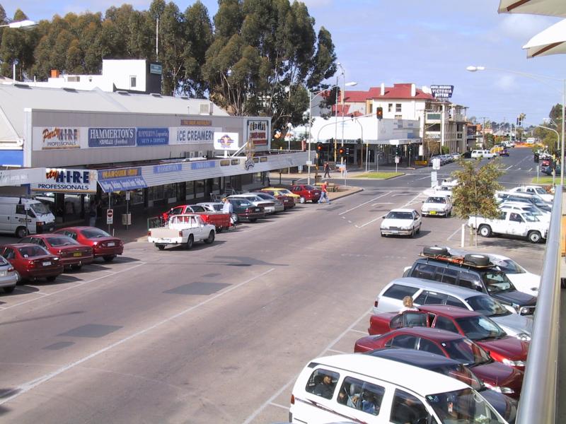 Mildura - Commercial centre and shops around Langtree Avenue: View south-east along 8th St between Langtree Av and Deakin Av