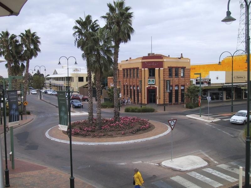 Mildura - Commercial centre and shops around Langtree Avenue: View north-east along 8th St at Langtree Av