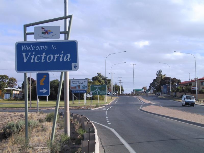 Mildura - Around Mildura - Welcome to Victoria sign, view south-west along Sturt Hwy towards 7th St