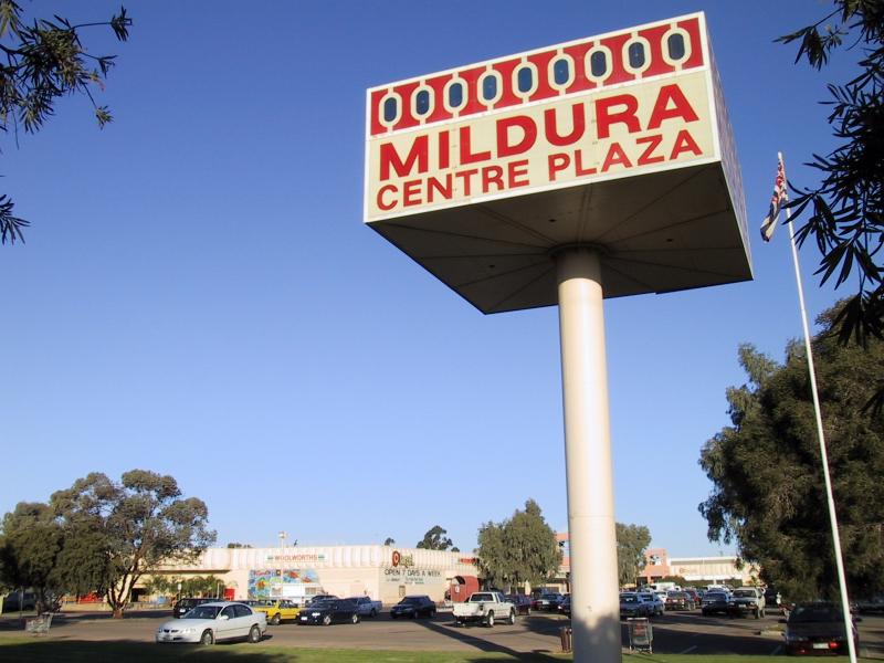 Mildura - Around Mildura: Mildura Centre Plaza, corner Deakin Av (Sturt Hwy) and 15th St (Calder Hwy)