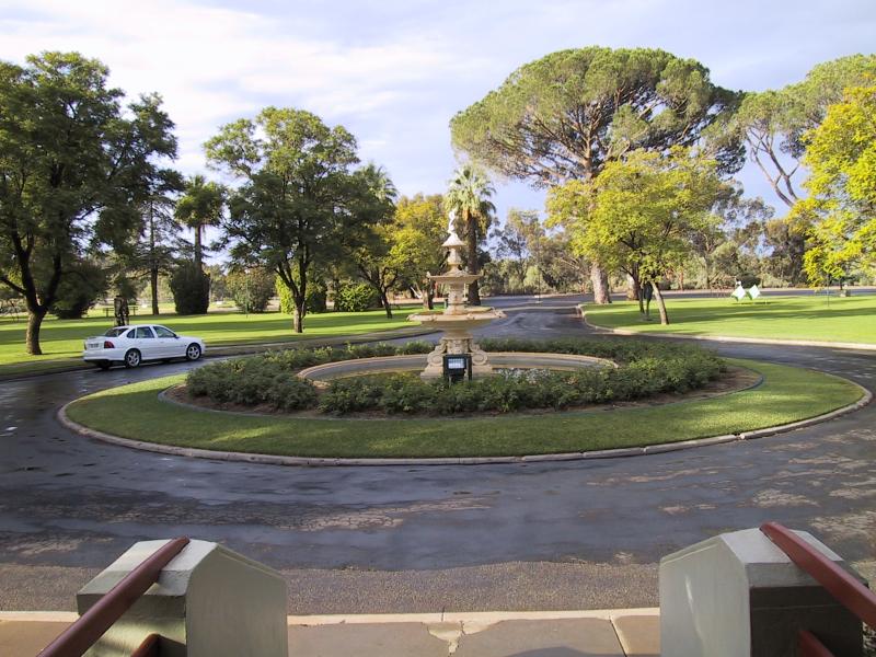 Mildura - Rio Vista mansion and surroundings: View along driveway from Rio Vista