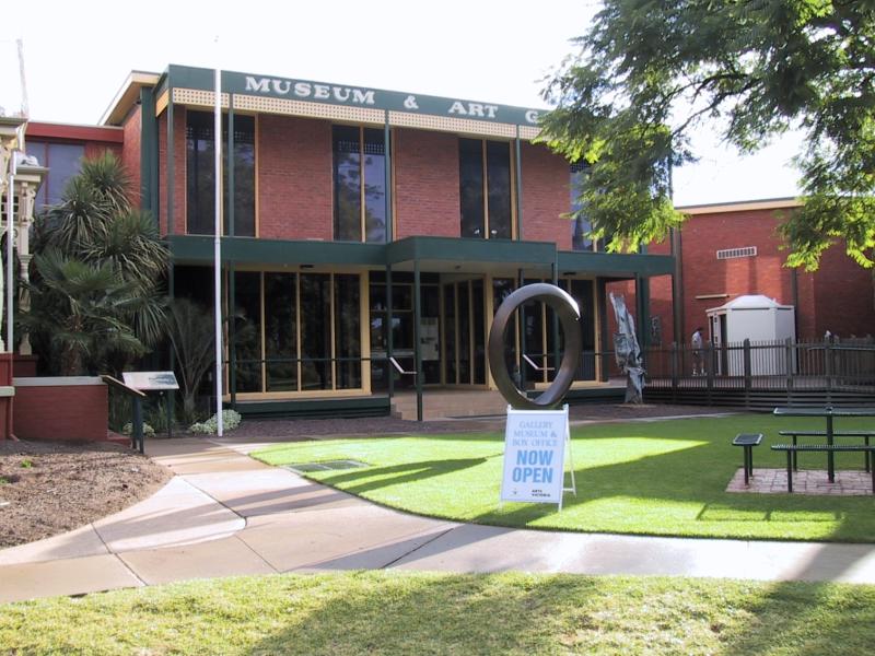 Mildura - Rio Vista mansion and surroundings: Museum and art gallery next to Rio Vista