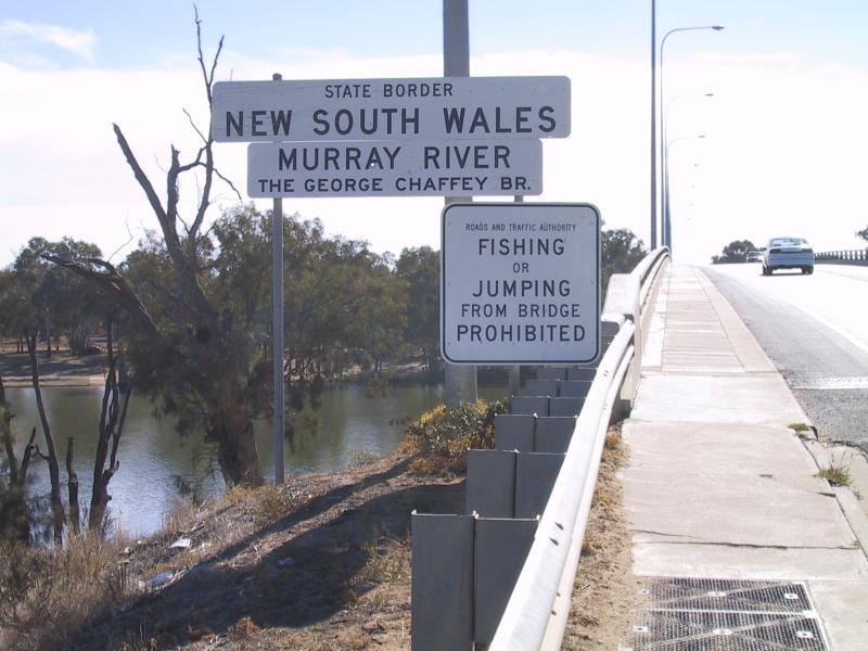 Mildura - Murray River in town - View into New South Wales, crossing George Chaffey Bridge on Sturt Hwy