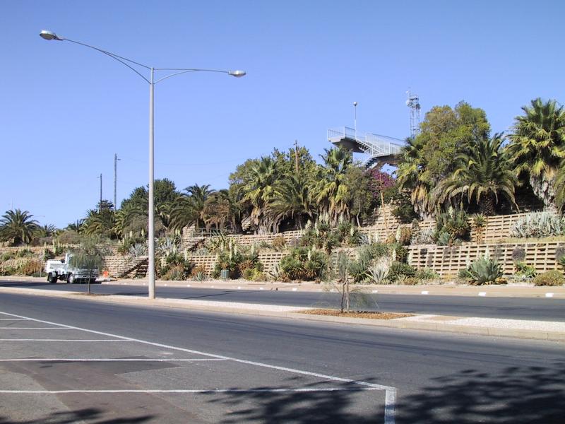 Mildura - Murray River in town: View south-east along Hugh King Dr at footbridge across railway line