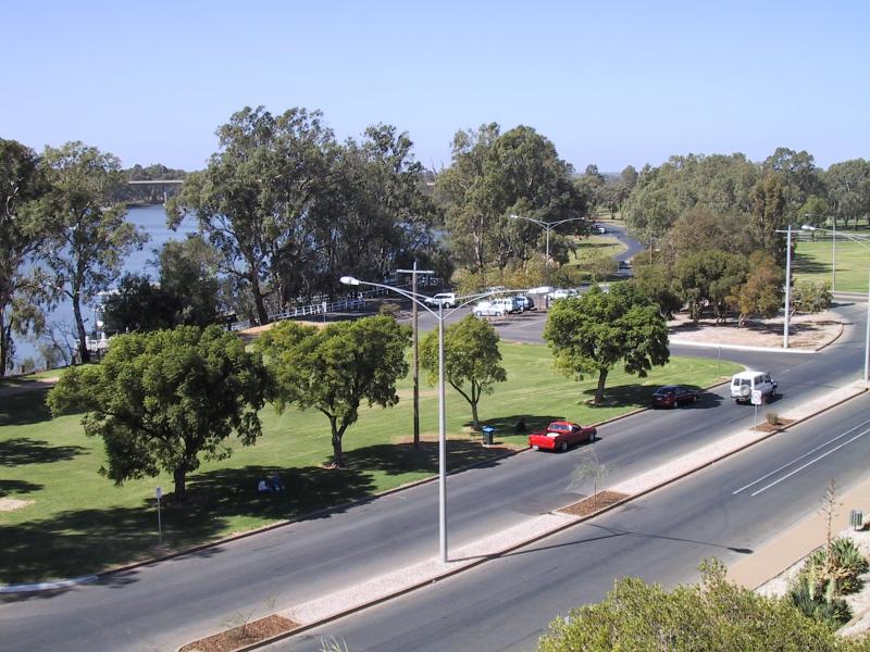 Mildura - Murray River in town: From footbridge across railway, east along Murray River and Hugh King Dr