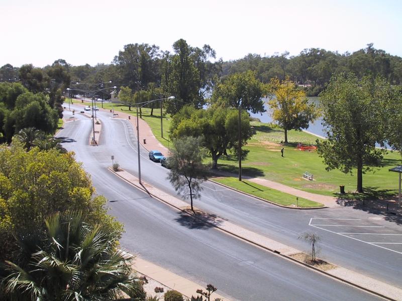 Mildura - Murray River in town: From footbridge across railway, view north-west along Hugh King Dr and Murray River