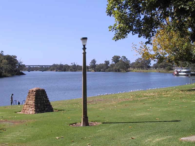 Mildura - Murray River in town - View east along Murray River towards wharf