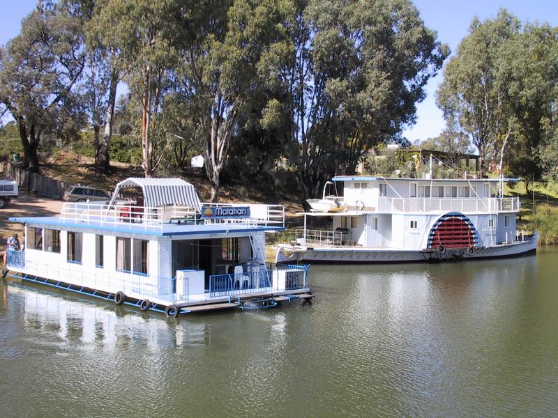 Mildura - Murray River in town: Boats on the Murray River