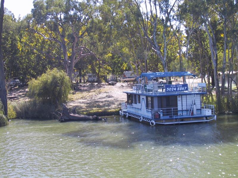 Mildura - Murray River in town: Houseboat on the river