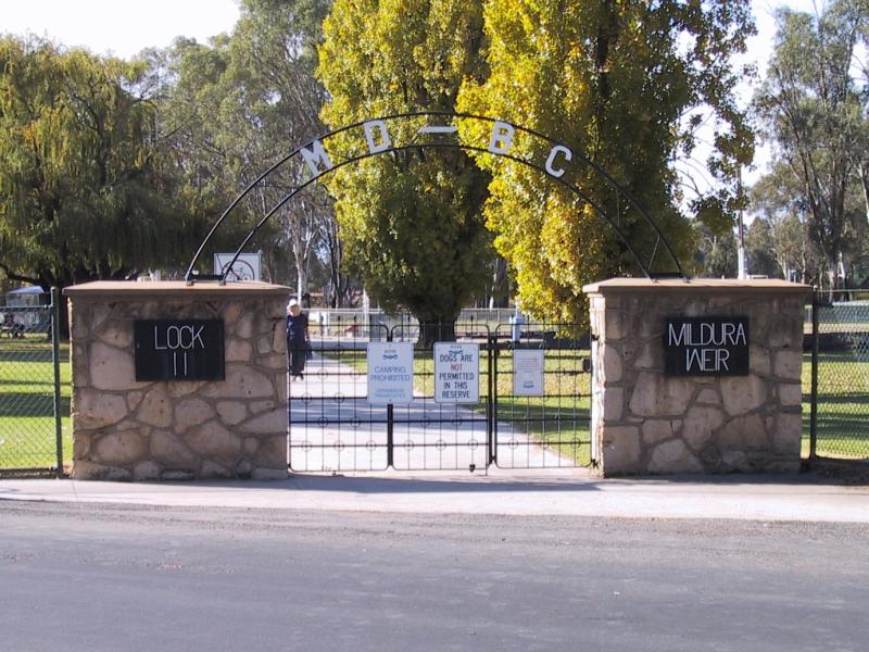 Mildura - Lock 11, Lock Island and Weir: Entrance to Lock 11 and Weir