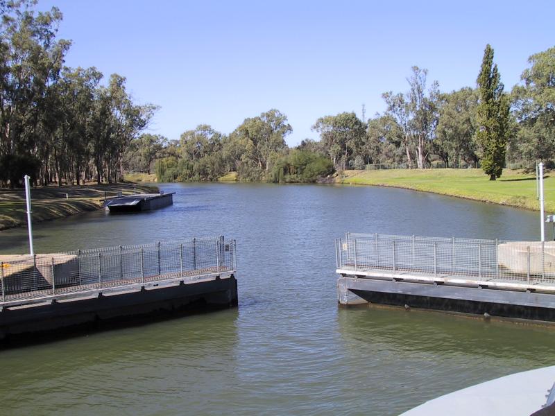 Mildura - Lock 11, Lock Island and Weir: Gates closing, Lock 11