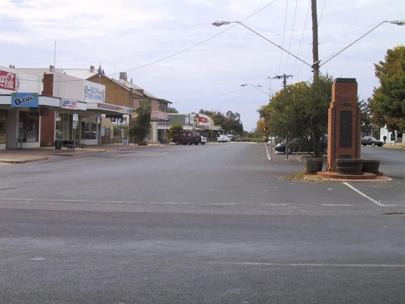 Mildura - Red Cliffs, commercial centre and shops: View east along Indi Av at Calder Hwy