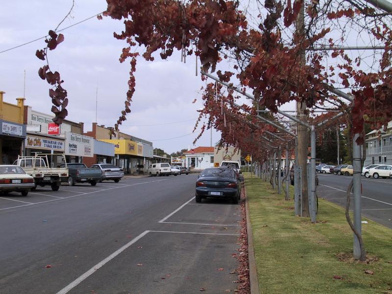 Mildura - Red Cliffs, commercial centre and shops: View south along Ilex St between Heysbury Av and Indi Av