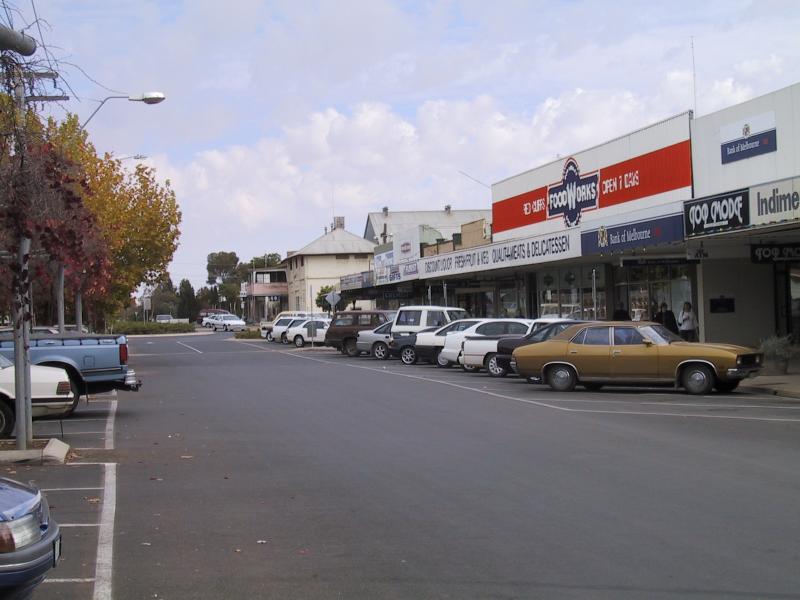 Mildura - Red Cliffs, commercial centre and shops: View west along Indi Av between Heath St and Ilex St