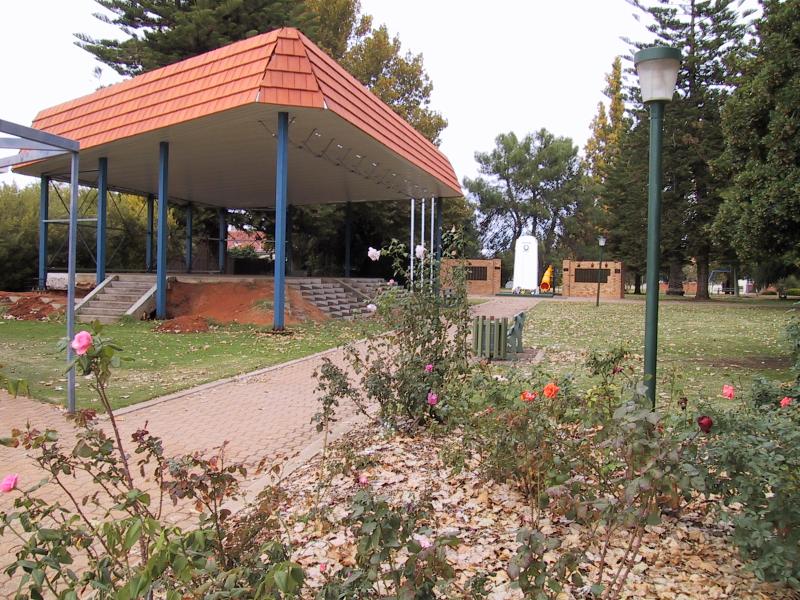 Mildura - Red Cliffs, Barclay Square: Stage and gardens