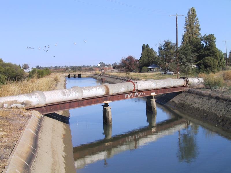Mildura - Red Cliffs, wine growing areas: Irrigation channel, Pumps Rd