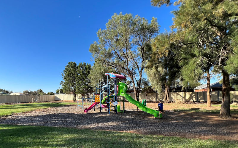 Mildura Executive Pet Friendly Townhouse - The park at the rear of the townhouse