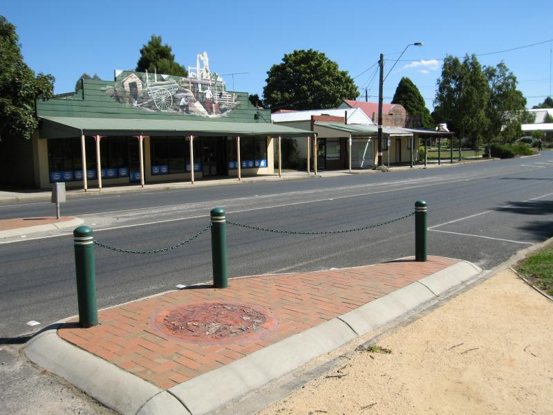 Mirboo North - Commercial centre and shops, Ridgway - View west along Ridgway towards Meeniyan Rd