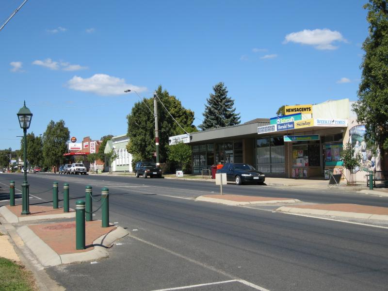 Mirboo North - Commercial centre and shops, Ridgway - View east along Ridgway between Meeniyan Rd and Peters St