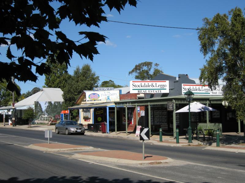 Mirboo North - Commercial centre and shops, Ridgway - View east along Ridgway between Peters St and Thorpdale Rd