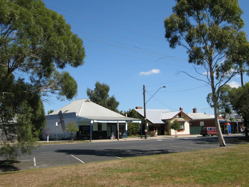 Mirboo North - Commercial centre and shops, Ridgway - View south across Ridgway from Baromi Park towards post office