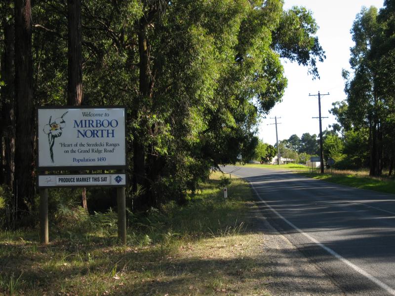 Mirboo North - Outskirts of Mirboo North, Strzelecki Highway north of town - Welcome to Mirboo North sign, view south along Strzelecki Hwy, 500 metres north of Boolara Rd