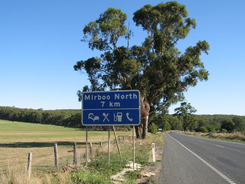Mirboo North - Outskirts of Mirboo North, Strzelecki Highway north of town - View south along Strzelecki Hwy, 7 km north of Mirboo North