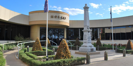 Banjo's on Albert, Moe