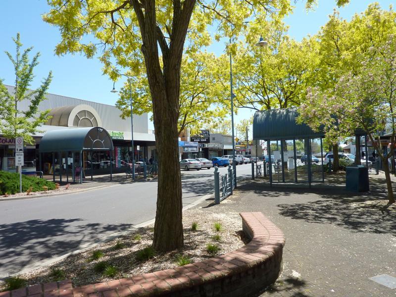 Moe - Shops and commercial Centre, Moore Street, George Street and Albert Street: View north along Moore St between George St and Albert St