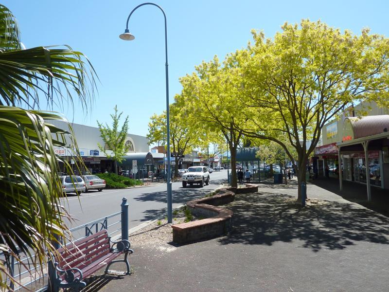 Moe - Shops and commercial Centre, Moore Street, George Street and Albert Street: View north along Moore St between George St and Albert St