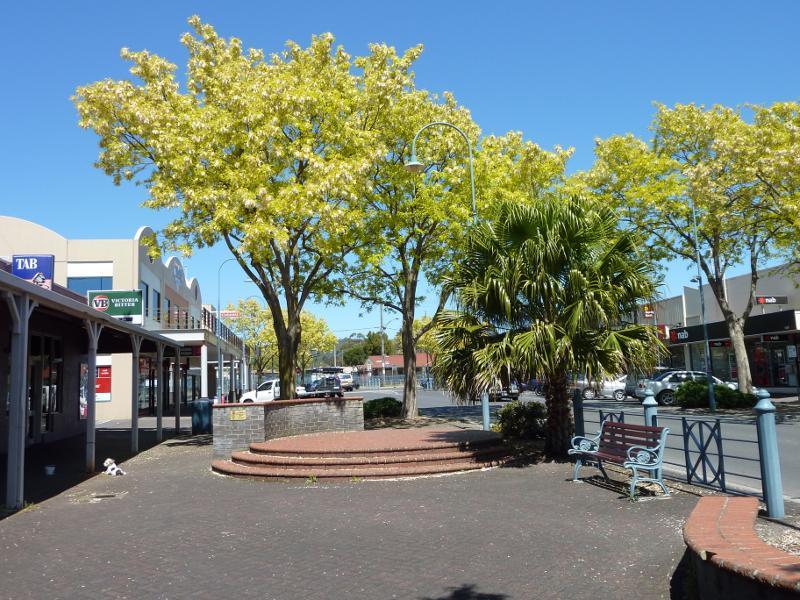 Moe - Shops and commercial Centre, Moore Street, George Street and Albert Street: View south along Moore St towards George St