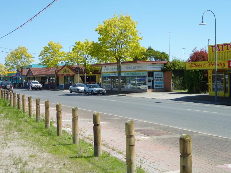 Moe - Shops and commercial Centre, Moore Street, George Street and Albert Street: View west along George St between Moore St and Saviges Rd