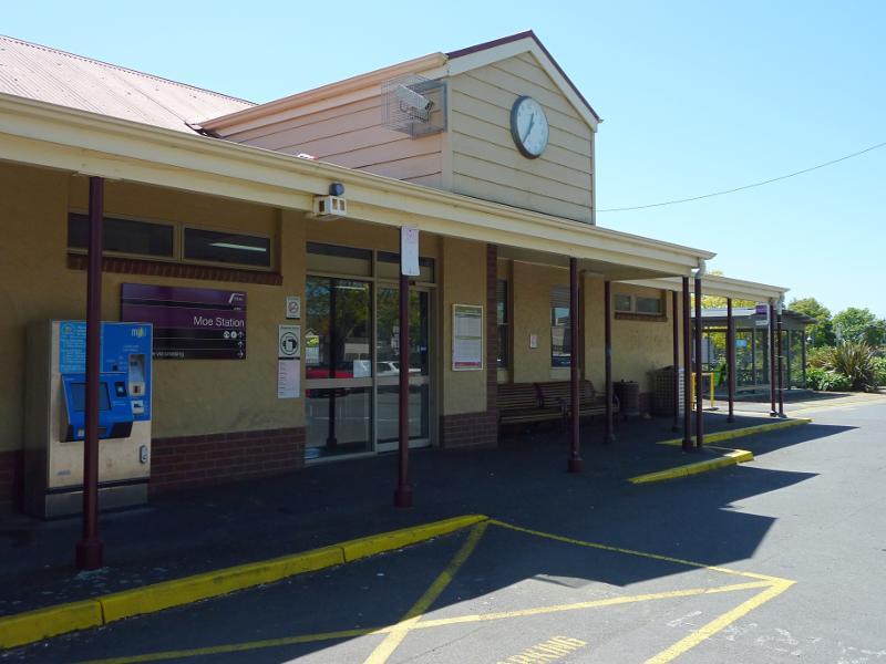 Moe - Moe railway station and surroundings: Station entrance at car park