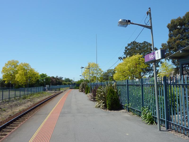 Moe - Moe railway station and surroundings: View east along station platform