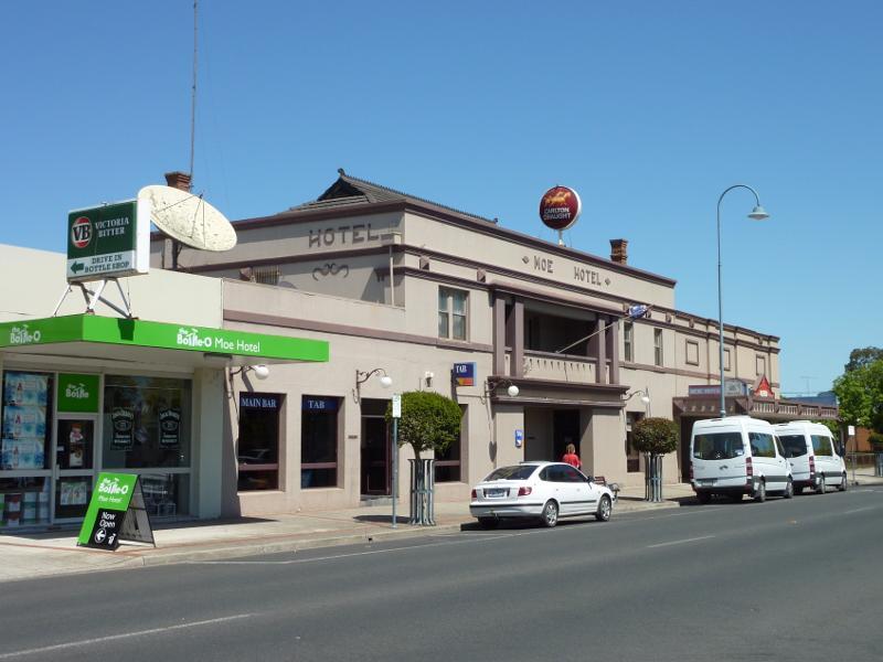 Moe - Lloyd Street near railway station: Moe Hotel, Lloyd St east of Fowler St