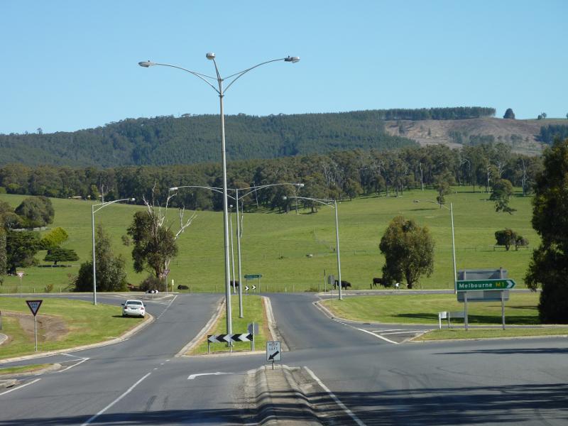 Moe - Around Moe: View south along Old Gippstown Dr towards Mountain Glen Dr
