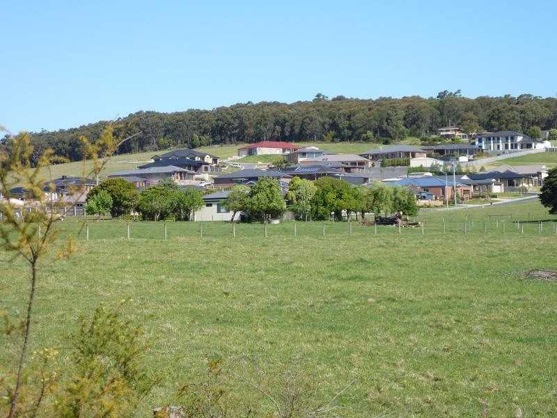 Moe - Around Moe: South-easterly view from Mountain Glen Dr towards houses along Watsons Rd