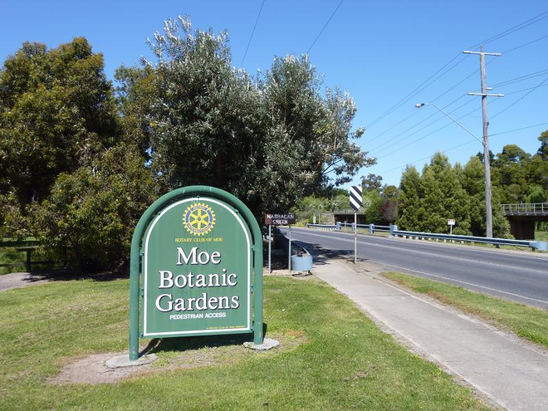 Moe - Moe Botanic Gardens along Narracan Creek: Moe Botanic Gardens sign, Narracan Dr at Narracan Creek