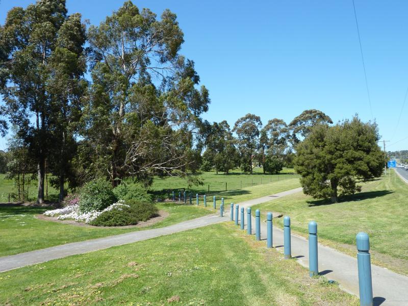 Moe - Moe Botanic Gardens along Narracan Creek: Easterly view through gardens, Narracan Dr at Narracan Creek