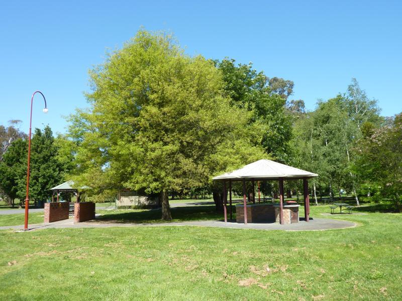 Moe - Moe Botanic Gardens along Narracan Creek: BBQ shelter