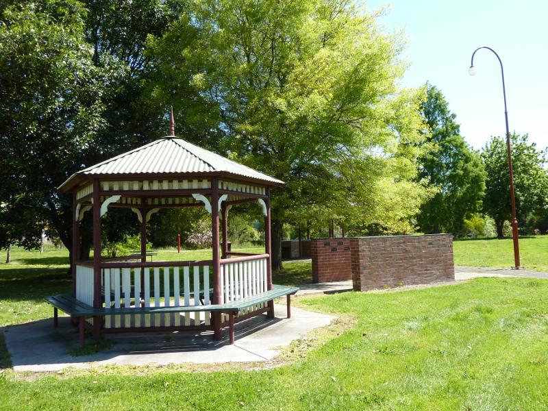 Moe - Moe Botanic Gardens along Narracan Creek: Rotunda