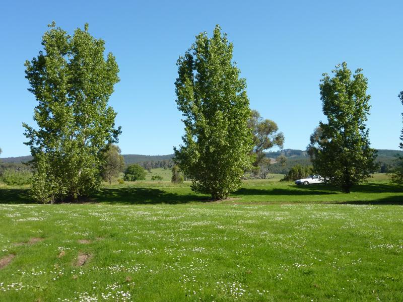 Moe - Princes Freeway and surroundings through Moe: Southerly view towards Princes Fwy at western end of Lloyd St