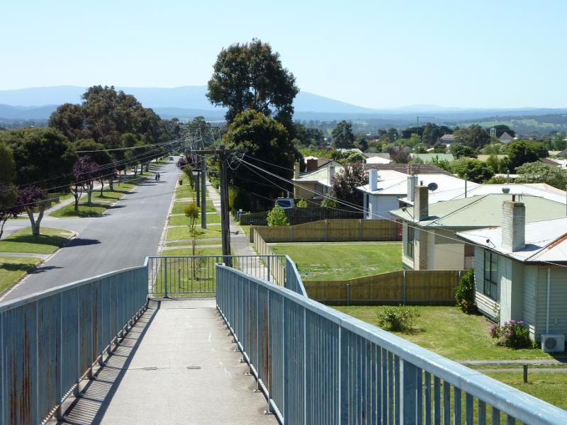 Moe - Princes Freeway and surroundings through Moe: Northerly view from footbridge at end of Truscott Rd